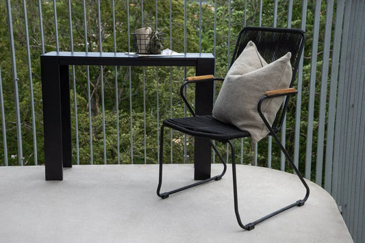 Gartenstuhl Sila - ein stilvoller Stuhl mit Holzakzenten in Schwarz oder Beige