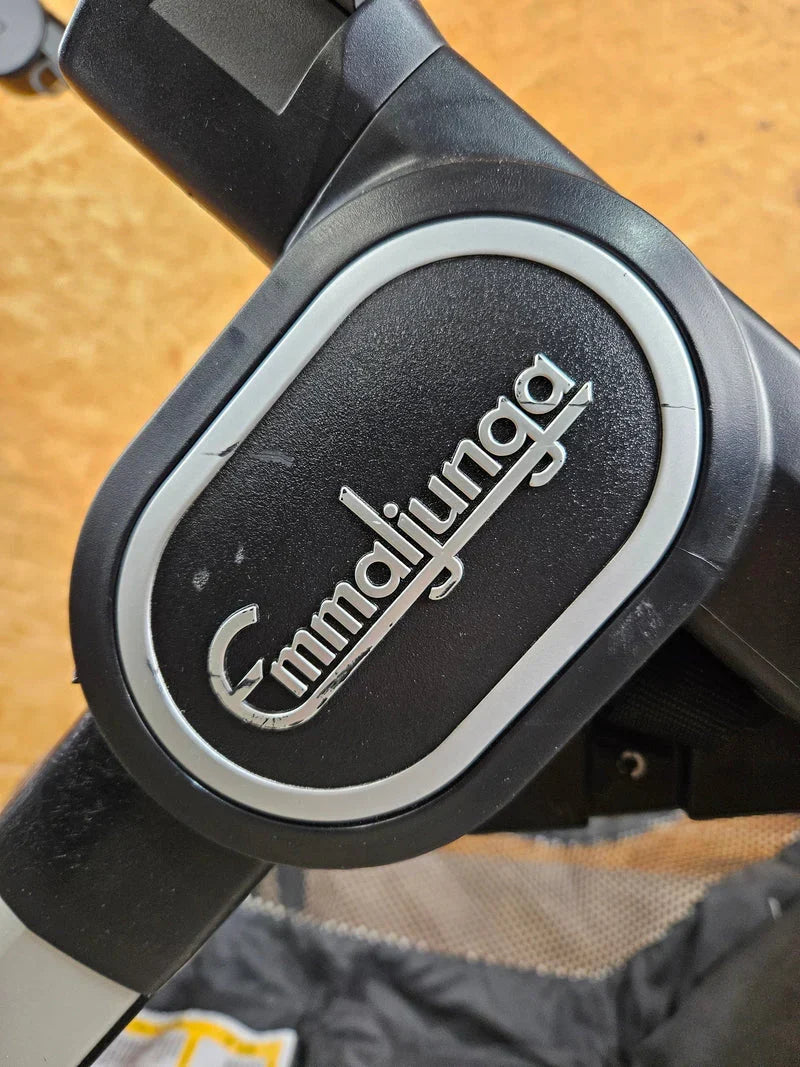 Emmaljunga - NXT90 Flat Outdoor Kombikinderwagen (Sportsitz und Liegewanne) - Schwarz / weiß in gutem Zustand