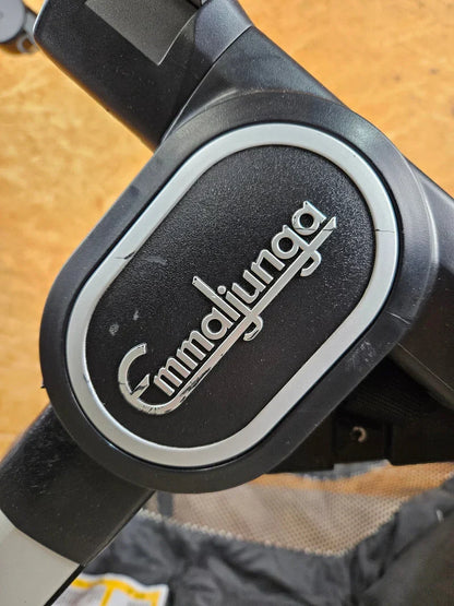 Emmaljunga - NXT90 Flat Outdoor Kombikinderwagen (Sportsitz und Liegewanne) - Schwarz / weiß in gutem Zustand
