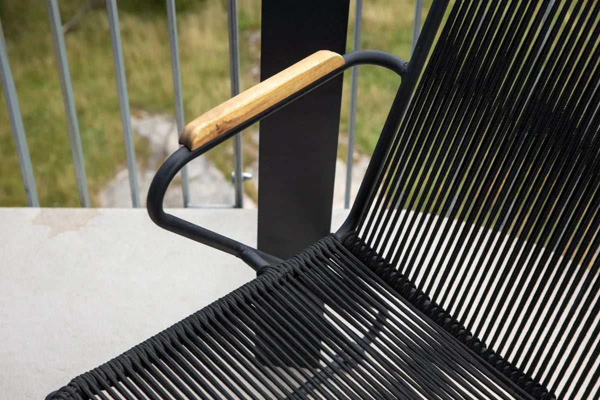 Gartenstuhl Sila - ein stilvoller Stuhl mit Holzakzenten in Schwarz oder Beige